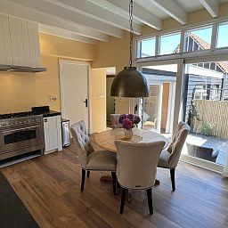 Eetruimte in VZ1114 Vakantieappartement in Ouddorp met veel natuurlijk licht.