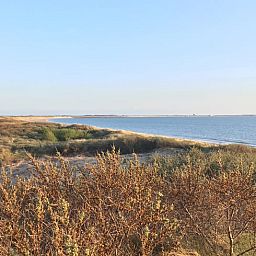 Uitzicht op de kust bij Vakantiehuis in Ouddorp, Goeree-Overflakkee, Zuid-Holland.