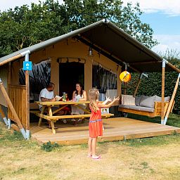 Gemuetliches Safari-Zelt Zeeduin in Ouddorp, Suedholland, mit Veranda, ideal fuer ein entspannendes Glamping-Erlebnis auf Goeree-Overflakkee.