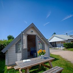 Kampeerhut 't Gorsje in Zuid-Holland met uitnodigend terras, perfect voor een ontspannen vakantie in Ouddorp.
