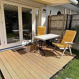 Gemuetliche Sitzecke auf der Terrasse von VZ991 Vakantiewoning in Ouddorp, Suedholland.