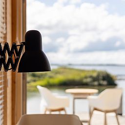 Geniet van het serene uitzicht vanaf de veranda van ECO Cottage, een vakantiehuis in Ouddorp, Goeree-Overflakkee, Zuid-Holland.