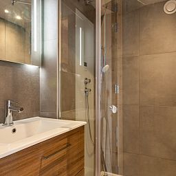 Moderne badkamer in ECO Cottage, een vakantiehuis in Ouddorp, Goeree-Overflakkee, Zuid-Holland, met stijlvolle douche en wastafel.
