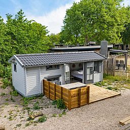 Camping Chalet de Zeekoet in Ouddorp mit gruener Umgebung und einladender Terrasse auf Goeree-Overflakkee, Suedholland.