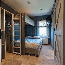 Gezellige woonkamer in ZH415 vakantiehuis, Ouddorp, Goeree-Overflakkee, met stijlvolle inrichting en warme sfeer.