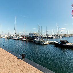 Slaapkamer in ZH415 vakantiehuis, Ouddorp, Zuid-Holland met modern interieur en comfortabele zitplek.