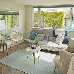 Gemuetliches Wohnzimmer im Chalet Thuiz, Ouddorp, mit Blick auf die gruene Umgebung von Goeree-Overflakkee.