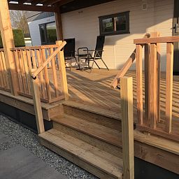 Geraeumige Terrasse des Chalets Thuiz in Ouddorp, ideal fuer Entspannung im Freien auf Goeree-Overflakkee.