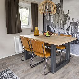 Gemuetliches Esszimmer im Chalet Ouddorp, Ferienhaus in Ouddorp, Goeree-Overflakkee, Suedholland, mit moderner Einrichtung und stimmungsvollem Interieur.