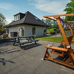 Ruim terras bij Vakantiewoning De Toekomst 107 'Siesta' in Ouddorp, ideaal voor buitenontspanning op Goeree-Overflakkee.