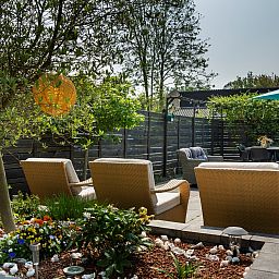 Luxe tuinmeubilair op het terras van Vakantiewoning De Toekomst 107 'Siesta' in Ouddorp, Zuid-Holland.