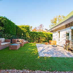 Geraeumige Terrasse des Ferienhauses De Toekomst 126 Beachgarden in Ouddorp mit bequemen Sitzgelegenheiten.