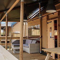 Gemuetliches Schlafzimmer in Safaritent Duinroos, einer Glamping Lodge in Ouddorp, Goeree-Overflakkee, Suedholland mit bequemen Betten.