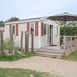Mobilheim de Aalscholver in Ouddorp, Goeree-Overflakkee, Suedholland mit schoener Terrasse und natuerlicher Umgebung.