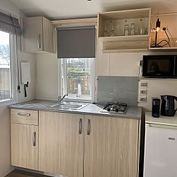 Gemuetliche Kueche im Mobil home de Aalscholver, Mobil home in Ouddorp, Goeree-Overflakkee, Sued-Holland, mit moderner Ausstattung.