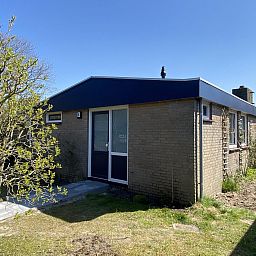 Achteraanzicht van VZ934 Bungalow in Ouddorp, vakantiehuis gelegen in de groene natuur van Goeree-Overflakkee.