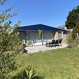 Voorzijde van VZ934 Bungalow in Ouddorp, vakantiehuis met ruime tuin in Zuid-Holland.