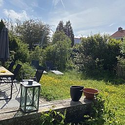 Zonnig terras van VZ934 Bungalow in Ouddorp, omgeven door weelderige natuur in Goeree-Overflakkee.