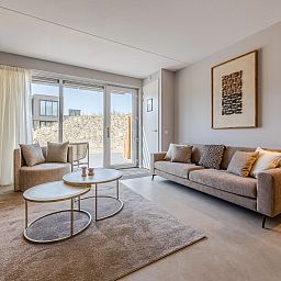 Moderne keuken in het 2-persoons appartement 2L, Ouddorp, Goeree-Overflakkee, met bar en comfortabele zitstoelen.