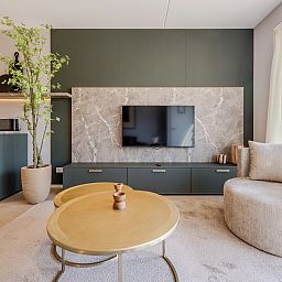 Detail van de keukenbar in het 2-persoons appartement 2L, Ouddorp, Goeree-Overflakkee, met stijlvolle verlichting en accessoires.