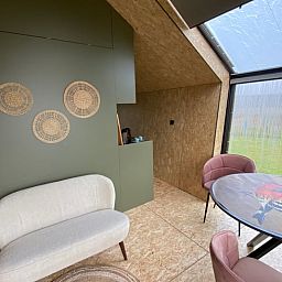 Stilvolle Sitzecke im Ferienhaus in Sommelsdijk, heller Innenraum in Goeree-Overflakkee.