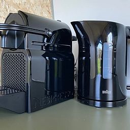 Kaffeemaschine und Wasserkocher im Ferienhaus in Sommelsdijk, praktische Kueche in Suedholland.