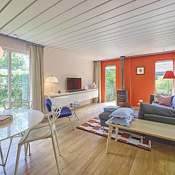 Innenraum von Huisje Joep, helles, modern eingerichtetes Wohnzimmer in Goeree-Overflakkee.