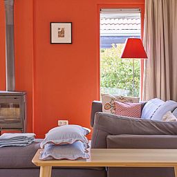 Moderne Kueche in Huisje Joep, geraeumige Anlage mit Blick auf die gruene Umgebung in Goedereede.