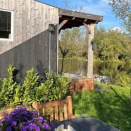 Terras bij Vakantiehuis in Reeuwijk, omgeven door groene omgeving in het Groene Hart, Zuid-Holland.