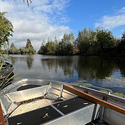 Rustgevende waterweg naast Vakantiehuis in Reeuwijk, ideaal voor ontspanning in het Groene Hart, Zuid-Holland.