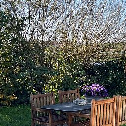 Tuinset in de tuin van Vakantiehuis in Reeuwijk, perfect voor buiten dineren in het Groene Hart, Zuid-Holland.
