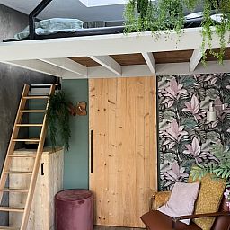 Moderne binnenruimte van Vakantiehuis in Reeuwijk met loftbed, gelegen in het Groene Hart, Zuid-Holland.