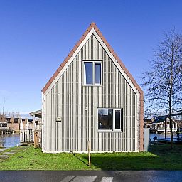 Voorzijde van de vrijstaande woning in Reeuwijk, vakantieaccommodatie in het Groene Hart, Zuid-Holland.