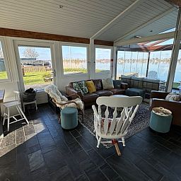 Vacation home in Reeuwijk on the water in the Green Heart, South Holland, with spacious garden and views of nature.