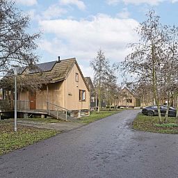 Detached house in Reeuwijk, vacation home in the Green Heart of South Holland with wooden veranda and natural surroundings.