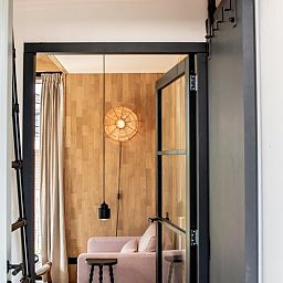 Gezellige binnenruimte van Vakantiehuisje in Reeuwijk, Zuid-Holland, met moderne inrichting en sfeervolle verlichting in het Groene Hart.