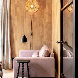 Gezellige binnenruimte van Vakantiehuisje in Reeuwijk, Zuid-Holland, met stijlvolle zithoek en houten wand voor een ontspannen verblijf.