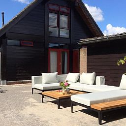 Geniessen Sie die Sonne auf der Terrasse des Ferienhauses in Reeuwijk, einem charmanten Ferienhaus im Gruenen Herzen von Suedholland.