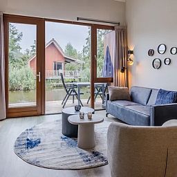 Gezellige woonkamer in De Reeuwijkse Plassen 2-persoons waterwoning 2C, Reeuwijk, Groene hart, Zuid-Holland.