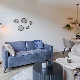 Stijlvolle zithoek in De Reeuwijkse Plassen 2-persoons waterwoning 2C, Reeuwijk, Groene hart, Zuid-Holland.