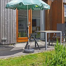 Zonnig terras van De Reeuwijkse Plassen 2-persoons waterwoning 2C, Reeuwijk, Groene hart, Zuid-Holland.