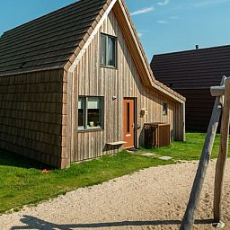 Buitenkant van De Reeuwijkse Plassen 6-persoons kinderwoning 6CK2, omgeven door groen in Reeuwijk, Groene Hart.