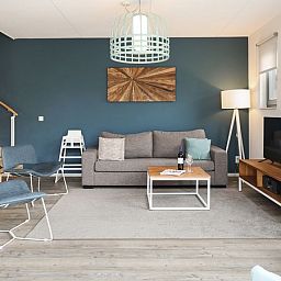 Moderne woonkamer in De Reeuwijkse Plassen 6-persoons kinderwoning 6CK2 in Reeuwijk, met comfortabele zitplaatsen.