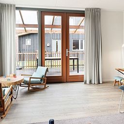 Lichte binnenruimte met toegang tot veranda in De Reeuwijkse Plassen 6-persoons kinderwoning 6CK2, Reeuwijk.
