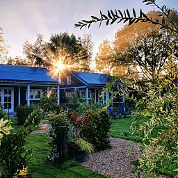 Aussenansicht des Ferienhauses in Nieuwveen, Ferienunterkunft in Groene hart, Suedholland mit Morgensonne.
