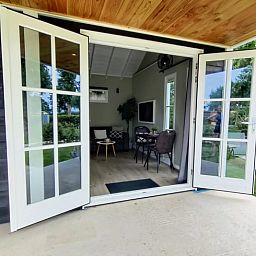 Offene Tueren zum Garten in Cottage in Nieuwveen, Ferienhaus in Green Heart, Suedholland.