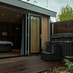 Ferienhaus in Alphen aan den Rijn mit Holzterrasse, Fluegeltueren und Jacuzzi, gelegen im Gruenen Herzen von Suedholland.