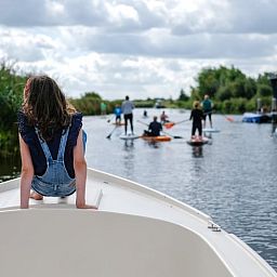 Geniet van watersportavonturen bij Vakantiehuisje in Aarlanderveen, gelegen in het Groene Hart van Zuid-Holland.