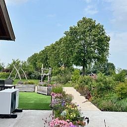 Enjoy the green surroundings at Holiday Home in Noorden, located in the Green Heart of South Holland with beautiful views of nature.