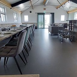 Innenbereich des Ferienhauses in Gouderak, Groene Hart, Suedholland mit geraeumiger Ess- und Sitzecke in einem modernen Ferienhaus.